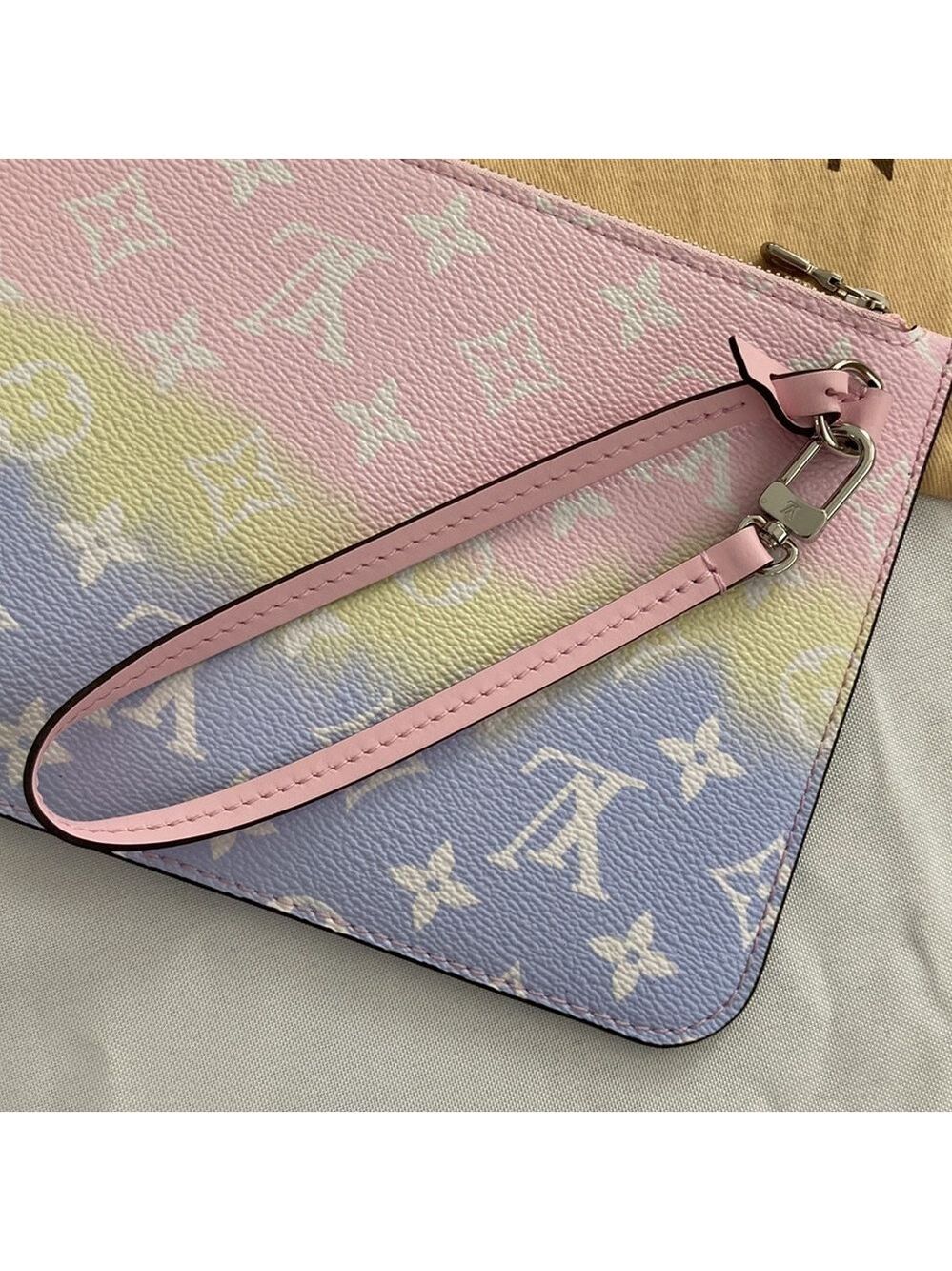 𝅺nwot Louis Vuitton Limited Edition Escale Neverfull MM Pochette - Picture 3 of 10